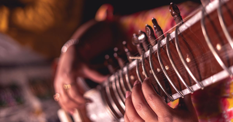 De sitar: geschiedenis en geheimen van het instrument dat de rock betoverde