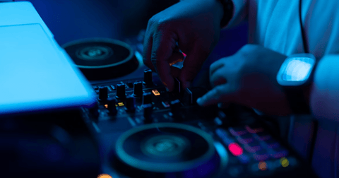 Top 5 des contrôleurs DJ incontournables : les meilleurs choix selon votre niveau.