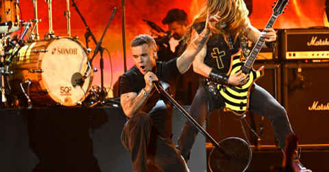 Brit Awards 2026 : Robbie Williams rend un hommage poignant à Ozzy Osbourne avec « No More Tears »