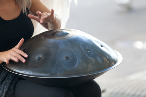 De oorsprong van de handpan: het verhaal van een muzikaal UFO