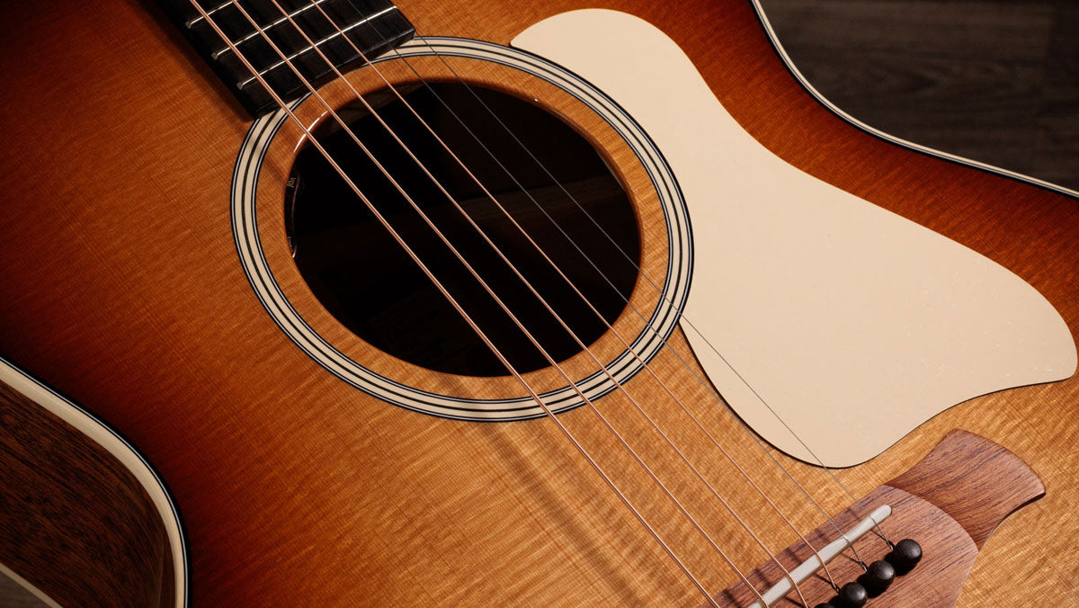 Gold Label 514e Sunburst met crèmekleurige slagplaat Grand Auditorium