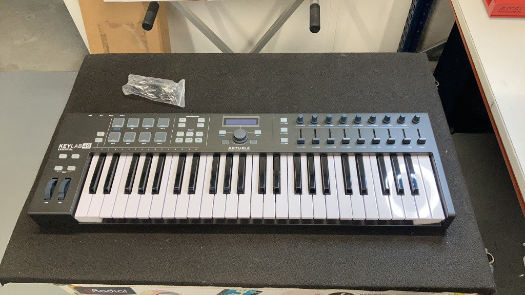 KEYLAB ESSENTIAL 49 BK - Stock B